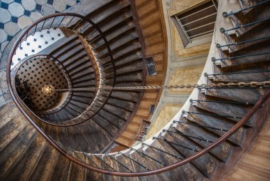 Paris, Fransa-Ağustos 05, 2006: Vivienne galerisinde güzel Vintage yüksek spiral merdiven. Üst görünüm