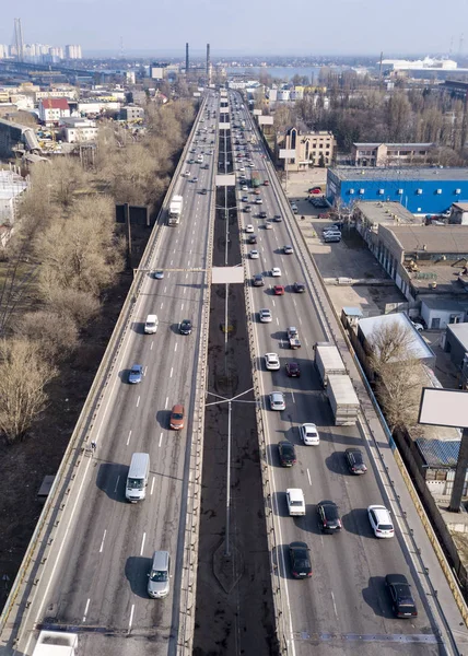 晴れた春の日にアスファルト道路上の移動車やトラックとドローンのトラフィック陸橋から空中ビュー — ストック写真