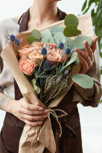 Les Mains Fleuriste Fille Tiennent Bouquet Naturel Frais Roses Parfumées — Photo