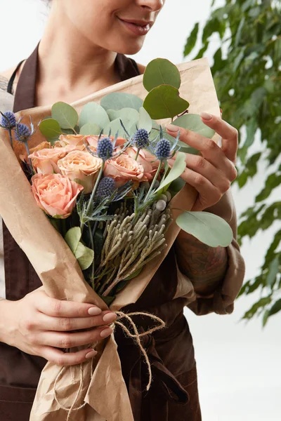 Natuurlijke Verse Bloem Rozen Leven Koraal Kleur Boeket Handen Van — Stockfoto