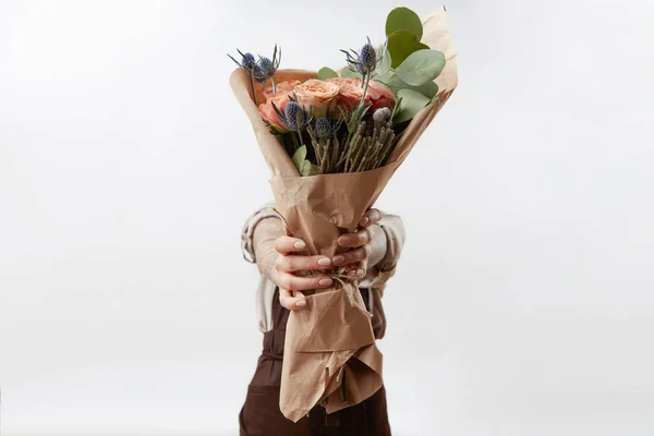 Zarte Blumen Lebende Korallenrosen Und Eryngium Als Schöner Strauß Mädchenhänden — Stockfoto