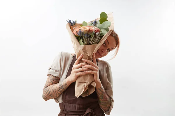 Fresco Bouquet Incredibile Fiori Naturali Rose Colore Corallo Vivo Eryngium — Foto Stock