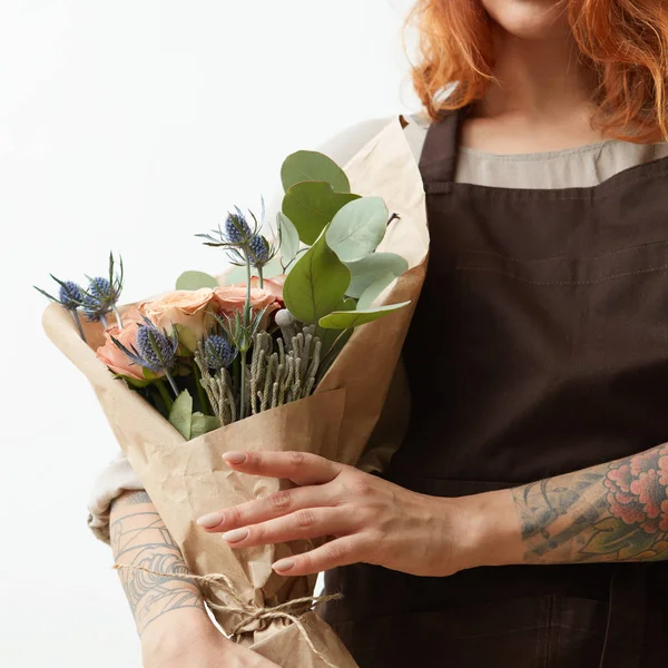 Wunderschöne Sommerfrische Rosen Eryngium Und Grüne Blätter Als Grußstrauß Der — Stockfoto