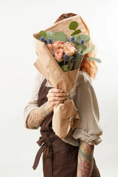 Finom Virágok Korall Élő Rózsa Eryngium Mint Egy Gyönyörű Csokor — Stock Fotó