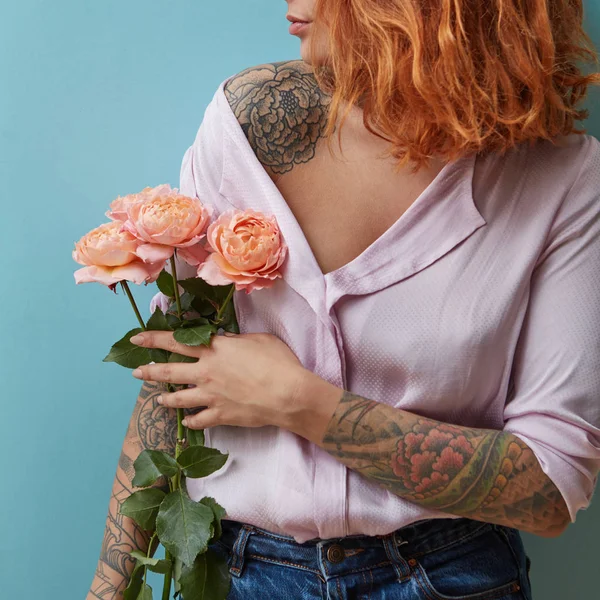 Een Meisje Met Een Tatoeage Haar Hand Houdt Delicate Roze — Stockfoto