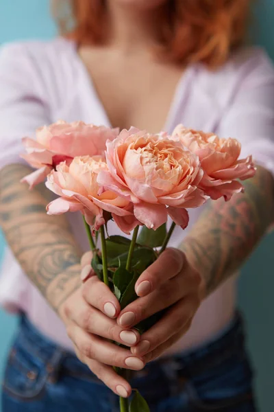 Uma Menina Com Uma Tatuagem Segura Belo Buquê Rosas Cor — Fotografia de Stock