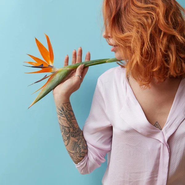 Σέξι Κοκκινομάλλα Γυναίκα Ένα Τατουάζ Που Κρατά Ένα Εξωτικό Λουλούδι — Φωτογραφία Αρχείου