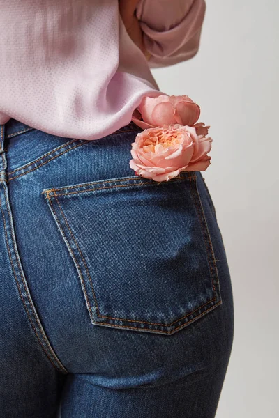 Hermoso Trasero Femenino Jeans Con Rosas Frescas Color Coral Que —  Fotos de Stock