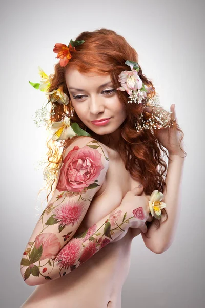 Κοκκινομάλλα Κορίτσι Ένα Λουλουδάτο Τατουάζ Και Κόκκινα Μαλλιά Διακοσμημένα Λουλούδια — Φωτογραφία Αρχείου