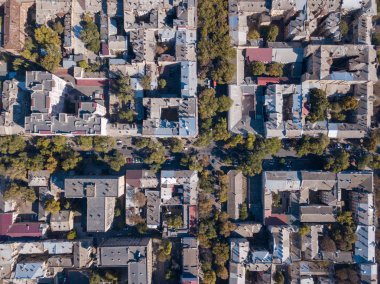 Araba ile yolun üst görünümü, güneşli bir günde evlerin çatıları. Ukrayna, Odessa. Drone hava görünümü