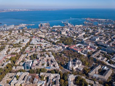Mavi gökyüzüne karşı Spaso-Preobrazhensky Katedrali 'nden liman ve şehir ile Karadeniz 'in panoramik manzarası. Ukrayna, Odessa. Drone hava görünümü