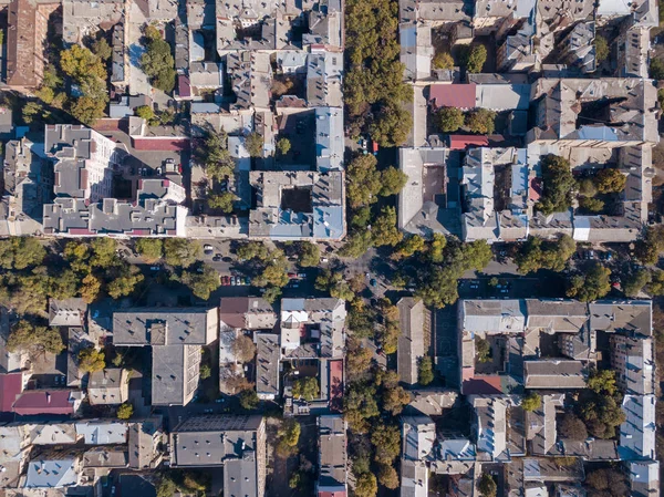 Araba ile yolun üst görünümü, güneşli bir günde evlerin çatıları. Ukrayna, Odessa. Drone hava görünümü