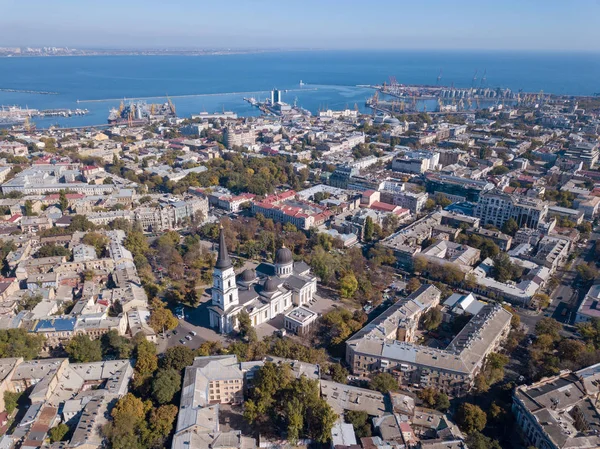 Spaso-Preobrazhensky Katedrali ve mavi gökyüzü bir arka planda deniz limanına Odessa şehir, panoramik görünümü. Ukrayna. Drone hava görünümü