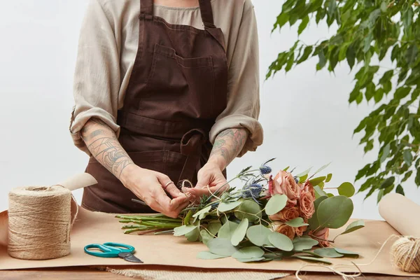 Meisje Bloemist Handen Met Tatoeage Zijn Het Maken Van Boeket — Stockfoto