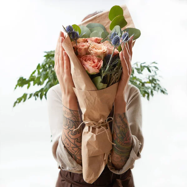Keze Tetoválás Tart Virágos Csokor Élő Korall Színes Rózsa Zöld — Stock Fotó