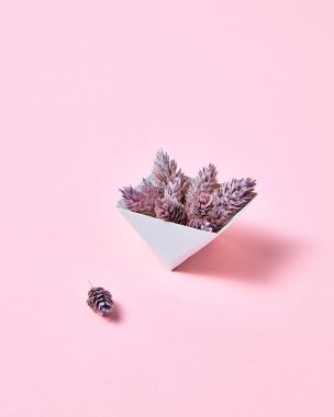 Kopya alanı ile pembe bir arka planda koni ile kağıt üçgen kutular kompozisyon. Kartpostal düzeni