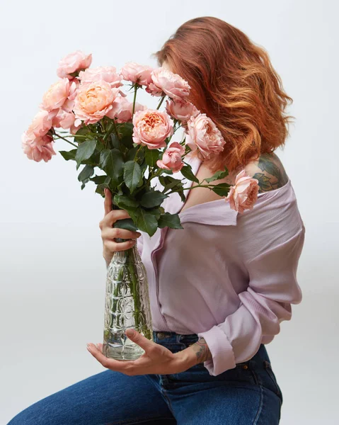 Женщина Татуировкой Держащая Большой Букет Розовых Роз Стеклянной Вазе Вокруг — стоковое фото