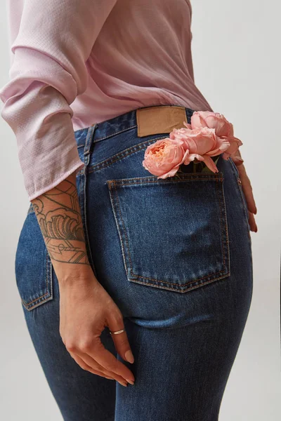 Hermosa Mujer Vistiendo Jeans Con Rosas Frescas Color Coral Vivo —  Fotos de Stock