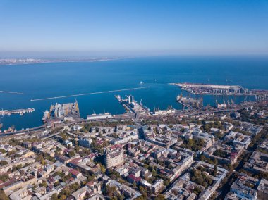 Deniz İstasyonu ve yaz gününde Odessa şehrinin bir parçası ile denizin güzel panoramik manzarası. Drone hava görünümü