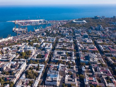 Güneşli bir günde bir mavi gökyüzüne karşı Odessa şehir ve deniz panoramik görünümü bir drone hava görünümü
