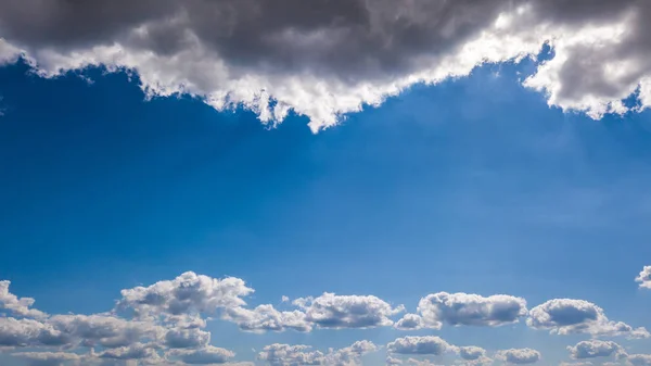 Blauwe Lucht Met Veel Wolken Mooie Natuurlijke Lay Out Met — Stockfoto