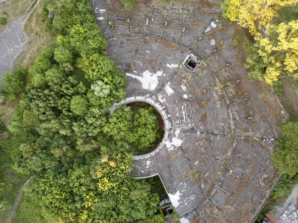 Vista Aérea Drone Vista Superior Telhado Redondo Velho Árvores Verdes — Fotografia de Stock