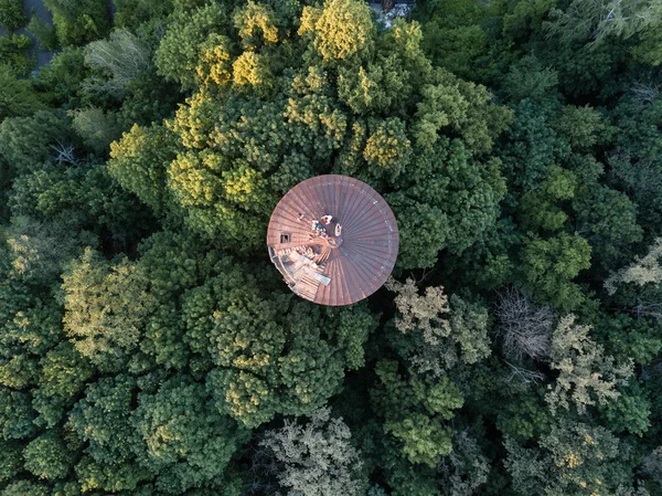 Вид Повітря Дрон Зелені Дерева Старий Круглий Дах Людьми Літній — стокове фото