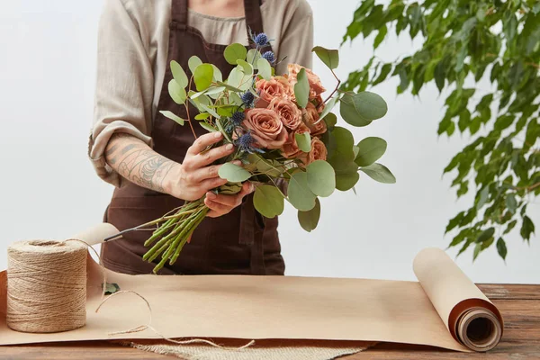 Floristen Arbeitsplatz Frauenhände Arrangieren Schritt Für Schritt Einen Neuen Strauß — Stockfoto