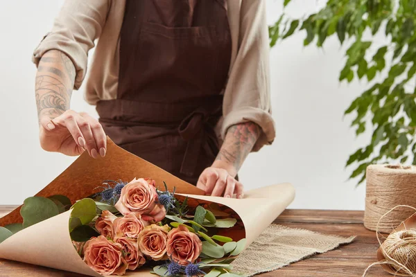 Florist Kvinna Brun Förkläde Omslag Färska Rosenbukett Ett Dekorativt Papper — Stockfoto