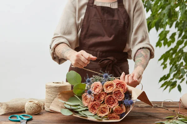 Estúdio Design Floral Mãos Mulher Estão Fazendo Buquê Decorativo Flores — Fotografia de Stock