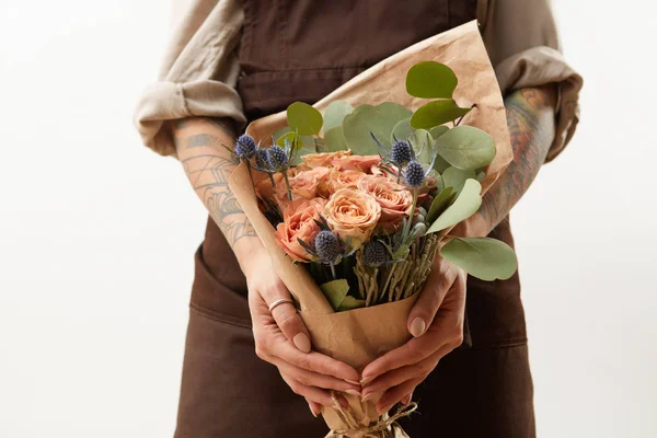 Chica Joven Delantal Marrón Sostiene Hermoso Ramo Con Flores Naturales —  Fotos de Stock