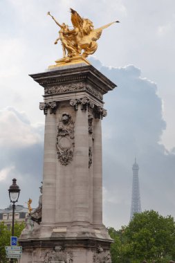 Alexandre III köprüsünde heykel. Pont Alexandre III, Champs-Elysees çeyreğine ve Invalides 'e bağlanan Seine nehrine uzanan bir kemer ünlü köprüdür. Tarihi bir anıttır. Paris, Fransa.