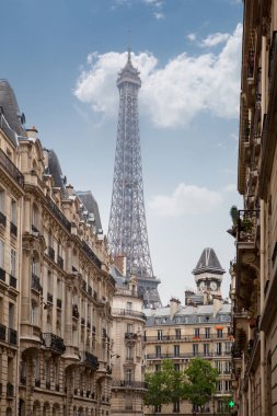 şehir binaları arasında Paris Eyfel Kulesi görünümü, Fransa
