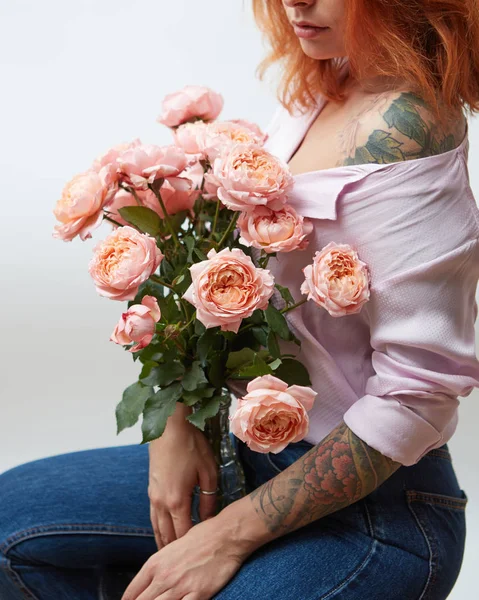 一个玻璃花瓶与精致的粉红色玫瑰举行了一个女孩与纹身周围的灰色背景与文本的空间 母亲节 — 图库照片