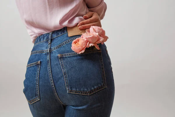 Perfekter Frauenhintern Einer Blauen Jeans Und Frischen Rosen Lebendiger Korallenfarbe — Stockfoto