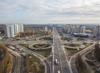 Odessa meydanında geçen arabalar ve bulutlu bir gökyüzü sonbahar gününe karşı modern bir şehir ile bir quatrefoil şeklinde karayolu ile drone havadan görünümü. Kiev, Ukrayna
