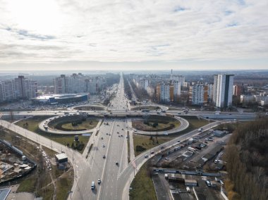 Modern evler ve bir sonbahar gününde gökyüzüne karşı bir quatrefoil şeklinde yol değişimi ile Odessa meydanının bir kavşak ile şehirde drone havadan görünümü. Kiev, Ukrayna