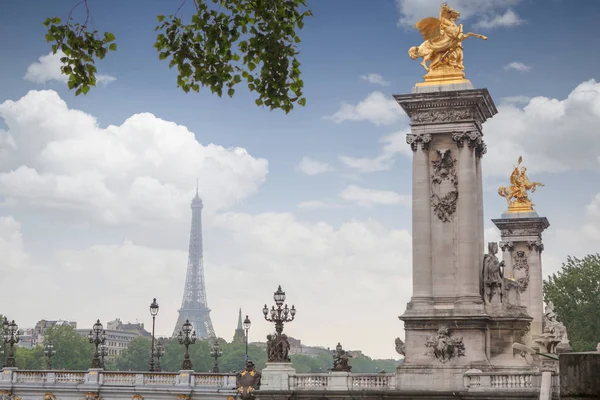 Paryż Francja Złote Zabytki Mostku Most Pont Alexander Iii Wieża — Zdjęcie stockowe