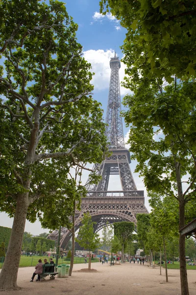 Bottom Uitzicht Eiffel Toren Droom Met Wolken Een Prachtig Groen — Stockfoto