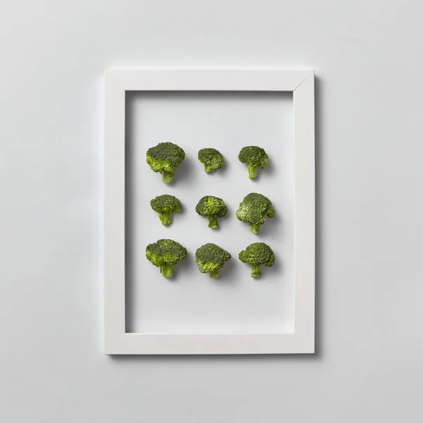 Creatief Patroon Van Natuurlijke Vers Geplukt Biologische Broccoli Een Frame — Stockfoto
