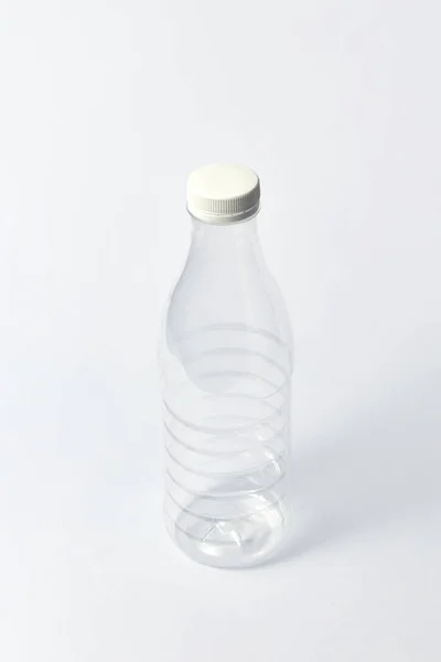 塑料透明空瓶为乳制品 水等液体用白色杯子在浅灰色背景上 复制空间 — 图库照片