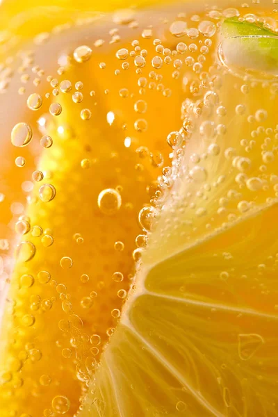 Succose Fette Limone Maturo Con Bollicine Bicchiere Acqua Macro Foto — Foto Stock