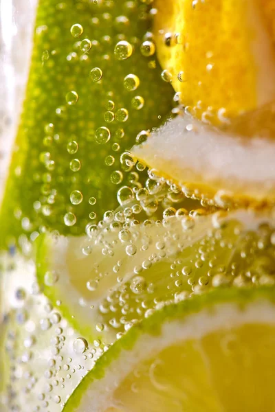 自制清凉饮料 由柠檬和酸橙片制成 带气泡 夏季健康柠檬水的微距照片 — 图库照片