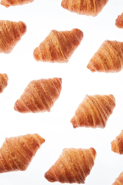 Diagonales Muster Mit Frisch Gebackenen Gourmet Croissants Auf Weißem Hintergrund — Stockfoto