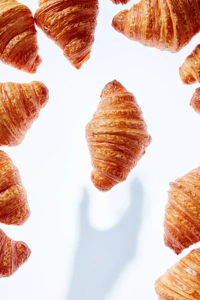 Frische Hausgemachte Köstliche Croissants Mit Schatten Von Hand Auf Hellem — Stockfoto