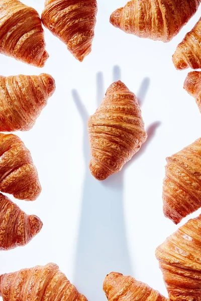 Gebäckrahmen Mit Schatten Von Hand Erzählt Frisch Hausgemachtes Französisches Croissant — Stockfoto