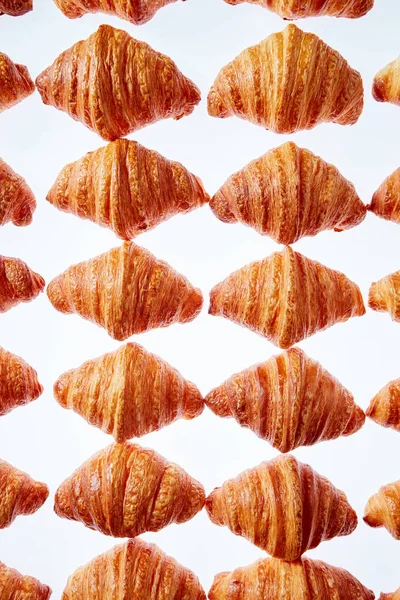 Frisch Gebackene Leckere Französische Croissants Als Hombus Muster Auf Hellgrauem — Stockfoto