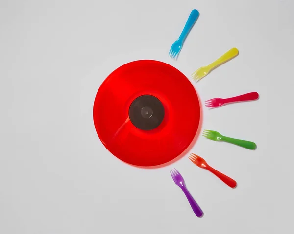 Creatief Patroon Met Veelkleurige Plastic Vorken Rode Retro Vinyl Record — Stockfoto