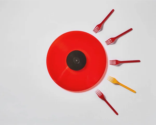 Creatieve Compositie Met Rode Vinylplaat Plastic Gekleurde Vorken Een Grijze — Stockfoto