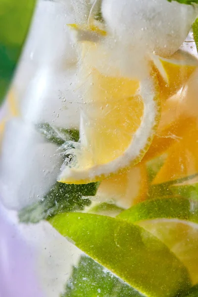 Cocktail Frizzante Mojito Raffreddato Bicchiere Con Fette Ghiaccio Menta Agrumi — Foto Stock